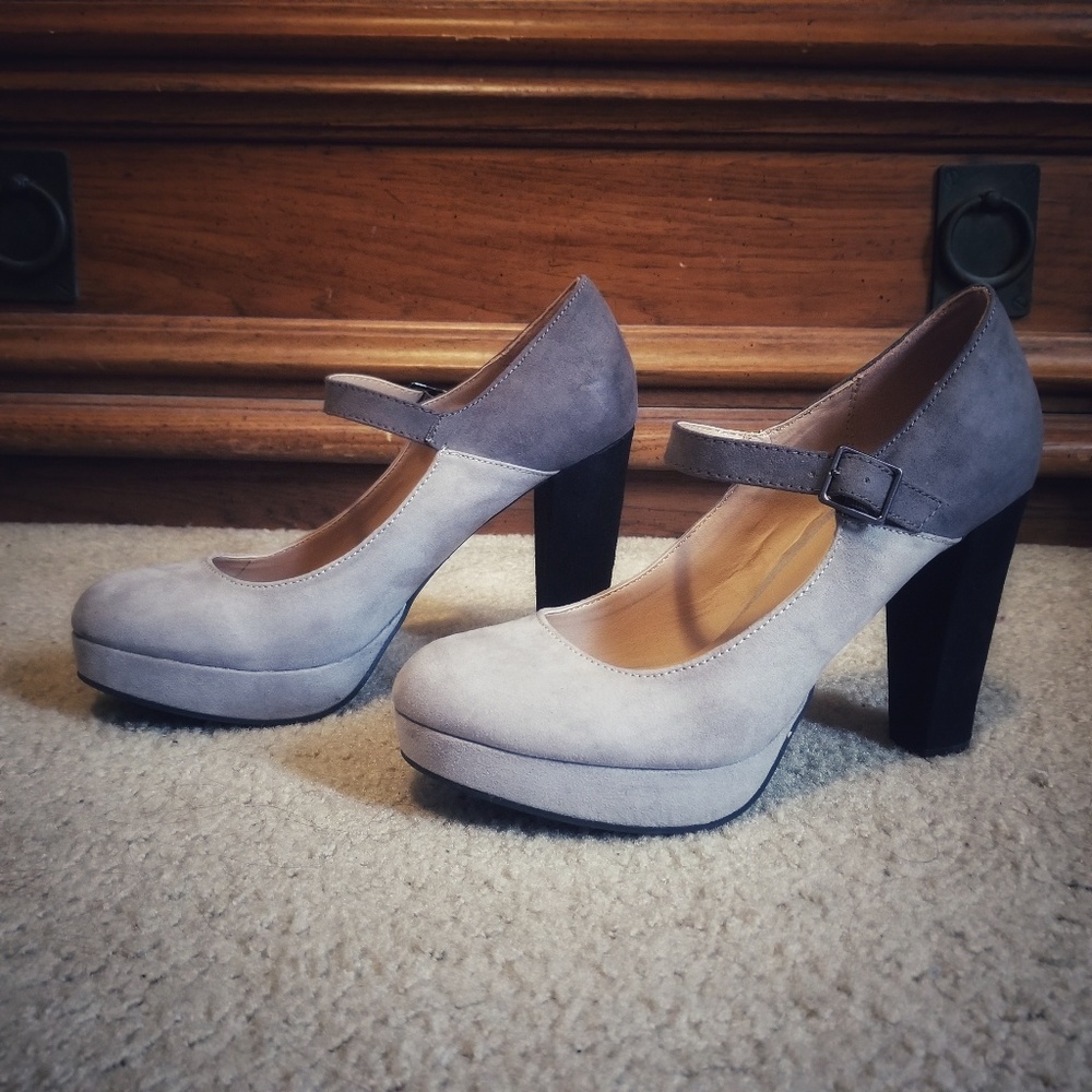 Like new - Candie's Gray and Black Heels - Picture 4 of 6